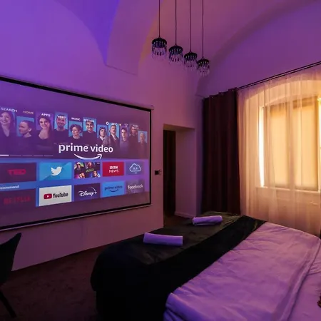 Spaya Jacuzzi Centrum - With Cinema & Private Parking شقة كَشّا