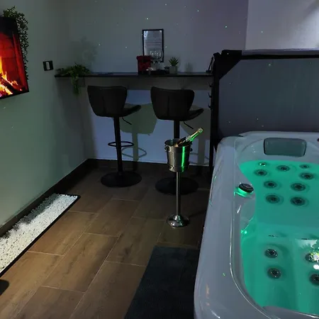 Spaya Jacuzzi Centrum - With Cinema & Private Parking Apartment Kosice