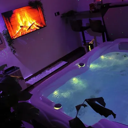 Spaya Jacuzzi Centrum - With Cinema & Private Parking * Košice
